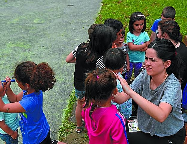 Begiraleak. Lan eskaintza zabala egoten da uda partean. 