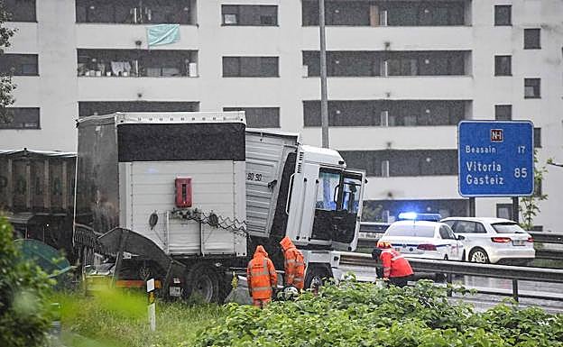 El camión que ha hecho la tijera en la N-1 a la altura de Tolosa