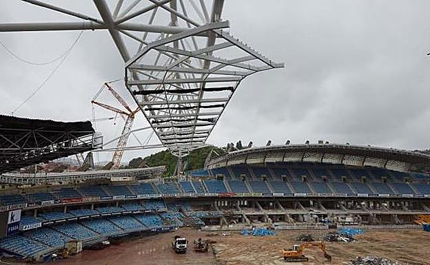 Cercha ya colocada en la tribuna norte del estadio de Anoeta. 