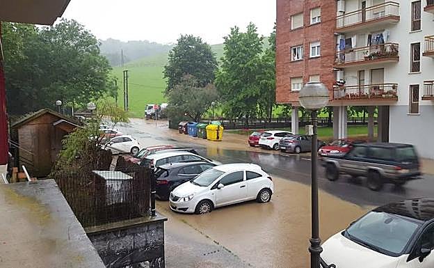 Imagen principal - Dos vistas del barrio de Olaberria anegado y el patio de la ikastola Txingudi, en Irun