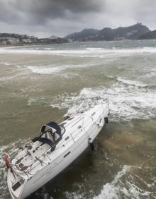 Imagen secundaria 2 - Velero encallado en la playa de La Concha 