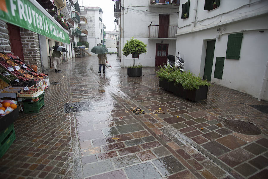 Las fuertes lluvias están provocando inundaciones en distintas zonas de Irun. Los barrios más afectados son los del centro, Olaberria y Jaizubia.
