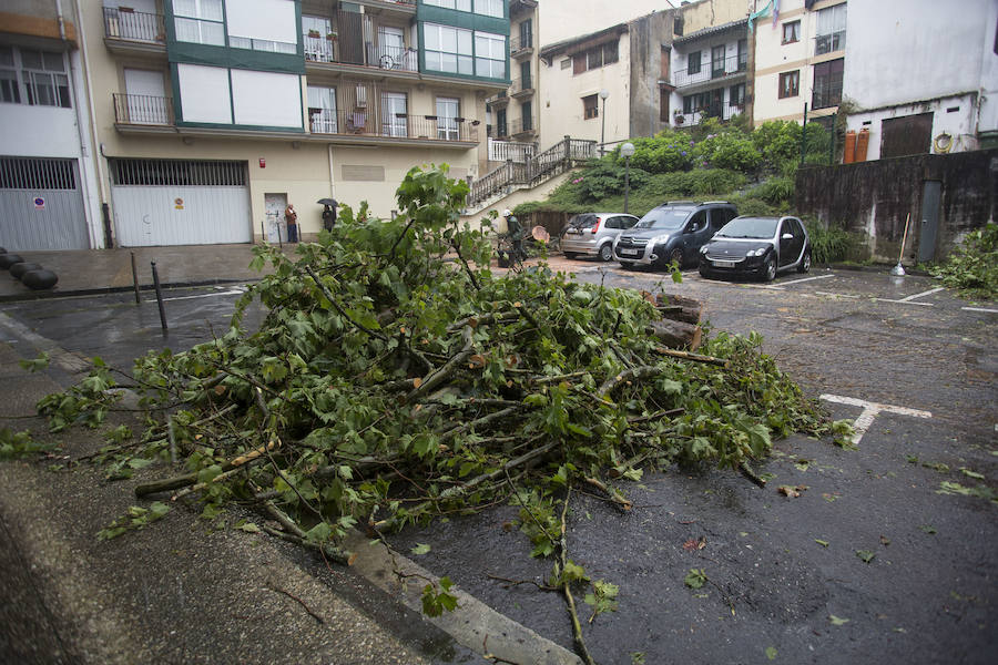 Las fuertes lluvias están provocando inundaciones en distintas zonas de Irun. Los barrios más afectados son los del centro, Olaberria y Jaizubia.
