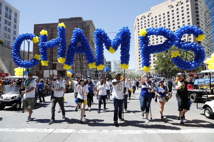 El centro de Oakland ha acogido el desfile de la victoria en honor a los recientes campeones de la NBA, los Golden State Warriors