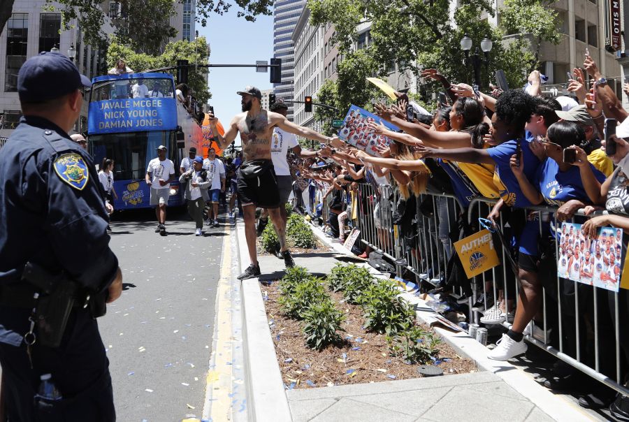 El centro de Oakland ha acogido el desfile de la victoria en honor a los recientes campeones de la NBA, los Golden State Warriors