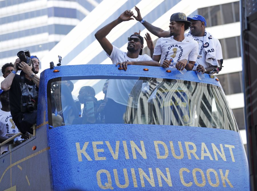 El centro de Oakland ha acogido el desfile de la victoria en honor a los recientes campeones de la NBA, los Golden State Warriors