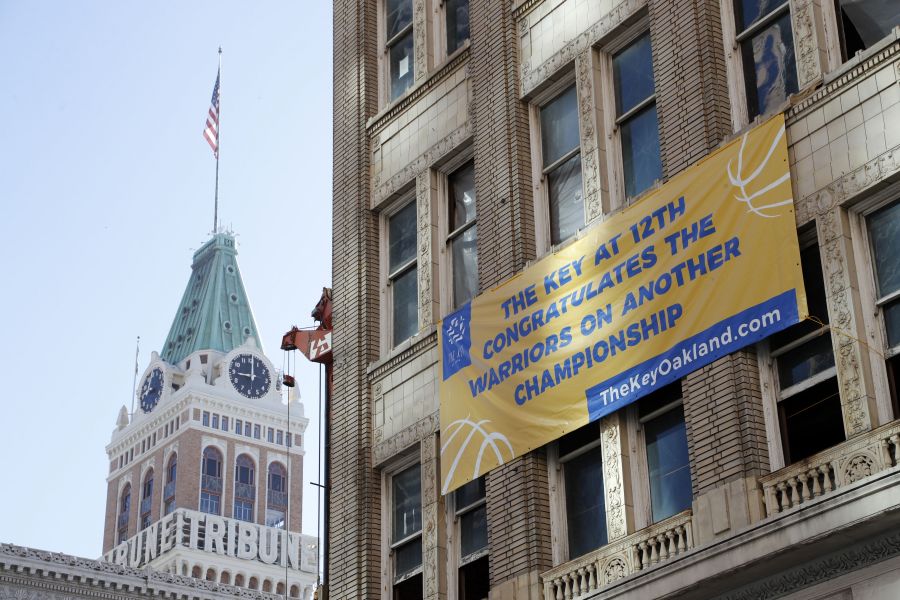 El centro de Oakland ha acogido el desfile de la victoria en honor a los recientes campeones de la NBA, los Golden State Warriors