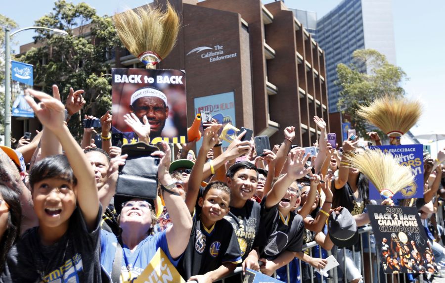 El centro de Oakland ha acogido el desfile de la victoria en honor a los recientes campeones de la NBA, los Golden State Warriors