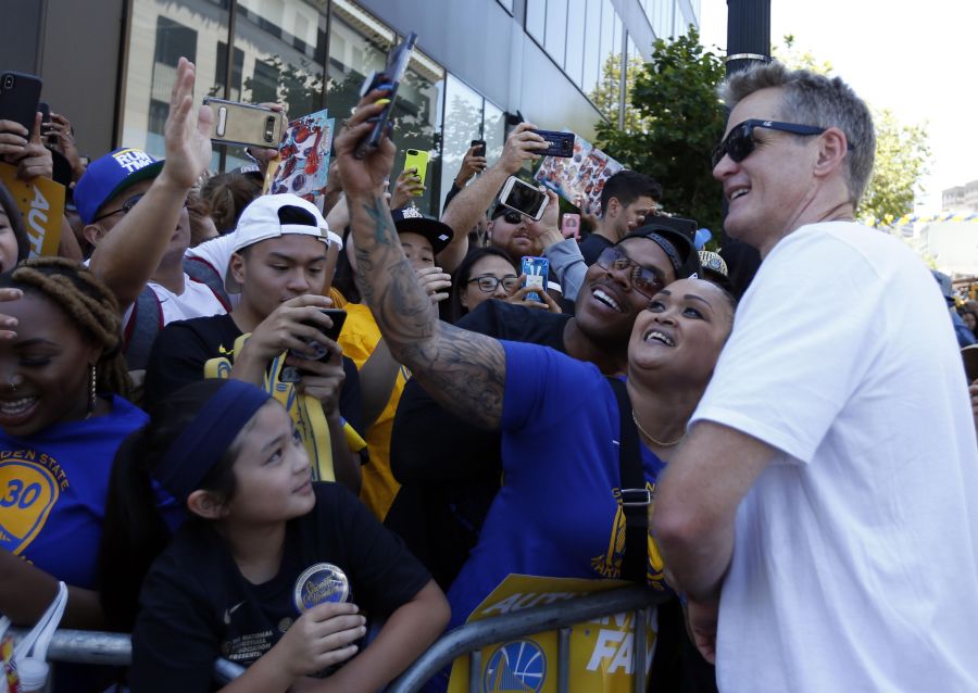 El centro de Oakland ha acogido el desfile de la victoria en honor a los recientes campeones de la NBA, los Golden State Warriors