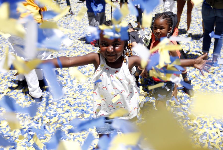 El centro de Oakland ha acogido el desfile de la victoria en honor a los recientes campeones de la NBA, los Golden State Warriors