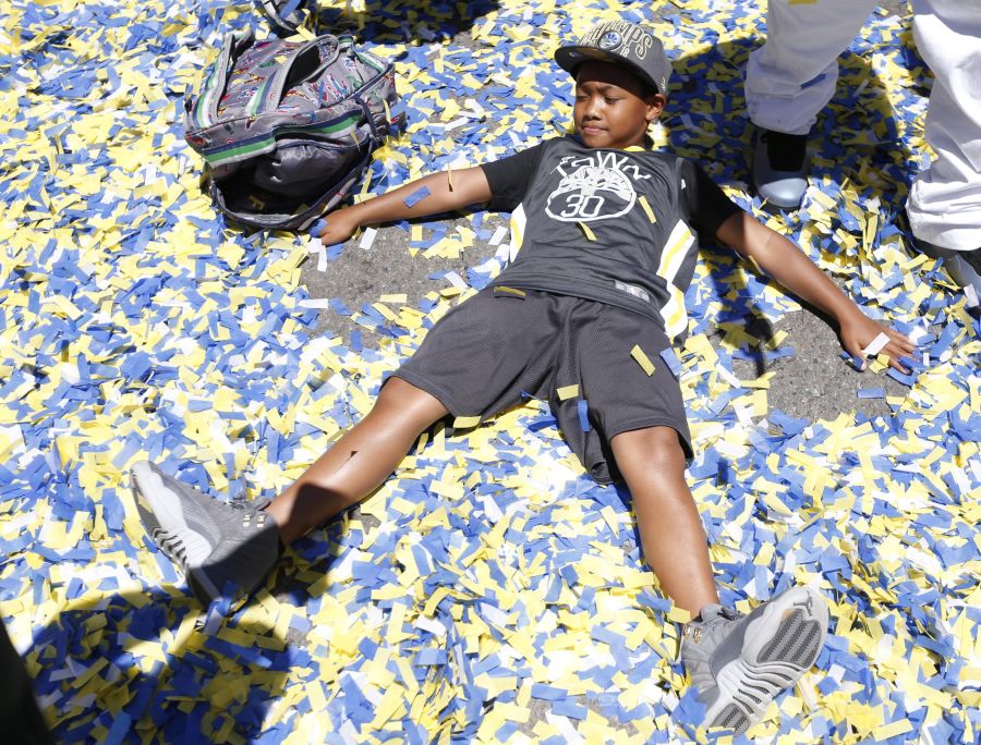 El centro de Oakland ha acogido el desfile de la victoria en honor a los recientes campeones de la NBA, los Golden State Warriors