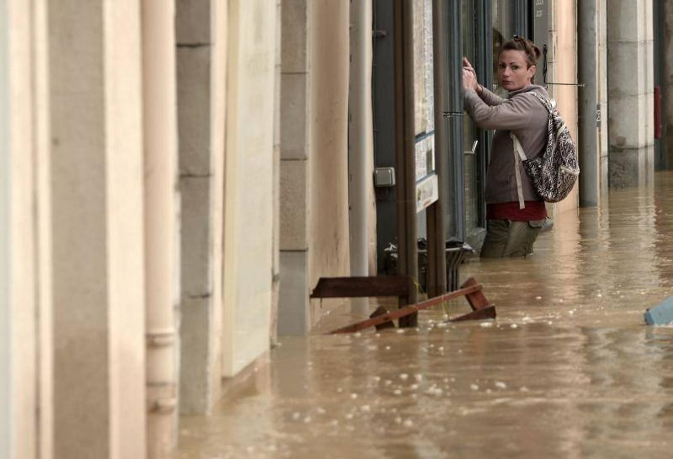 Las intensas lluvias han provocado importantes inundacions en Salies-de-Bearn, suroeste de Francia. 