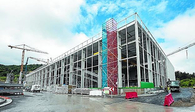 Estado actual de las obras de la primera fase del complejo medioambiental, a 300 metros del solar donde se construirá la segunda fase. 