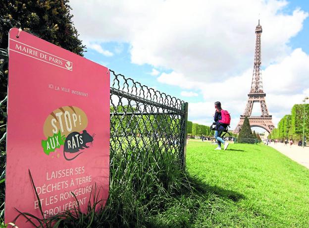 En la foto grande, un cartel municipal en el Campo de Marte, con la torre Eiffel al fondo, advierte del riesgo de arrojar desperdicios al suelo. En la pequeña, el edil Geoffroy Boulard, de 39 años. 