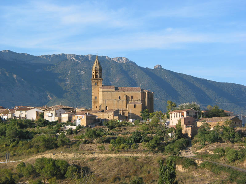 Entre la majestuosa sierra de Cantabria y las orillas del Ebro se extiende un territorio de suaves colinas donde se funden modernidad y tradición