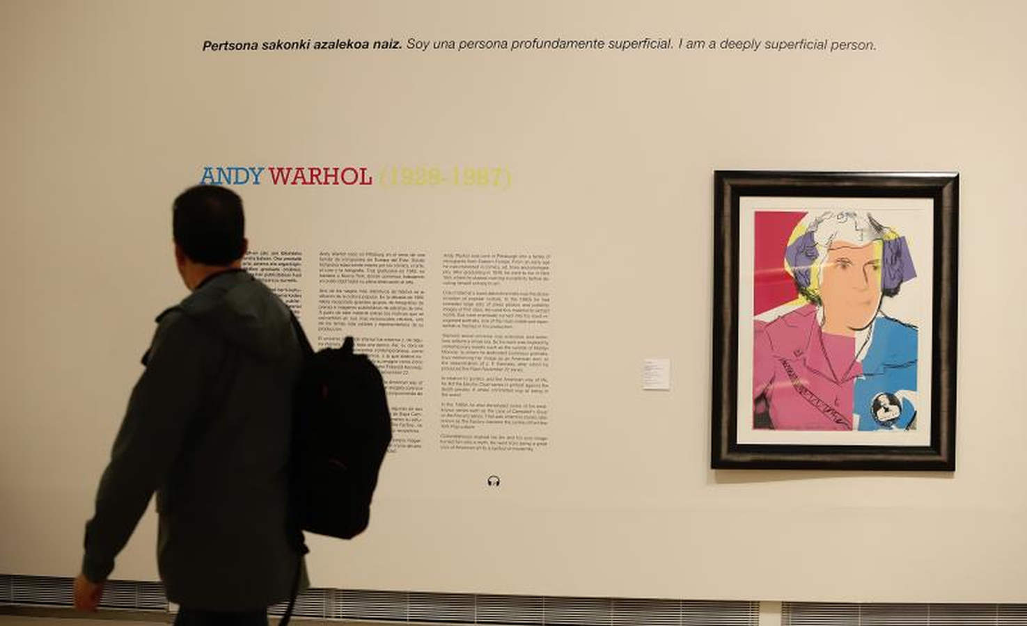 El colorido del pop americano recala este verano en San Sebastián en una exposición en la Sala Kubo con un centenar de piezas de Andy Warhol, Robert Rauschenberg, Roy Litchtenstein, Keith Haring y Robert Indiana que reflejan el espíritu de un movimiento que elevó los objetos cotidianos a la categoría de arte.