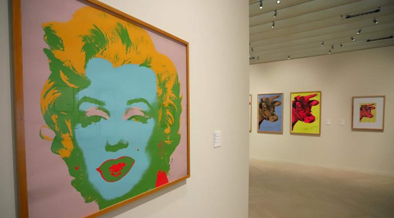 El colorido del pop americano recala este verano en San Sebastián en una exposición en la Sala Kubo con un centenar de piezas de Andy Warhol, Robert Rauschenberg, Roy Litchtenstein, Keith Haring y Robert Indiana que reflejan el espíritu de un movimiento que elevó los objetos cotidianos a la categoría de arte.