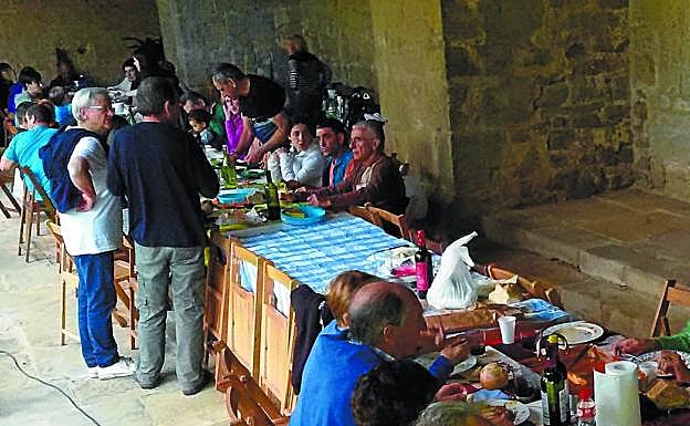 Afaria. Elizako arkupetan sorgin-afaria ospatzen dute ezkiotarrek urtero. 
