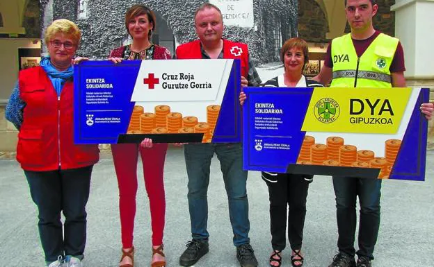 Solidaridad. Elena Ibarrondo (Cruz Roja), la alcaldesa María Ubarretxena, Jon Anduaga (Cruz Roja), la concejala Amaia Azpiazu y Jon Cencillo (DYA). 