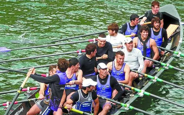 Rosas y morados. Las Batelerak con la Bandera Gure Esku Dago lograda el domingo en Lekeitio y la Libia compitiendo en el Urumea. 