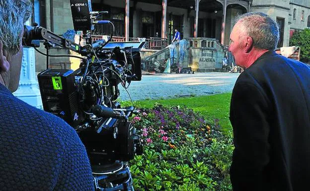 El director de fotografía Gonzalo F. Berridi y el director del filme, Fernando Bernués, ante el Palacio de Miramar reconvertido en el hotel Alaska. 