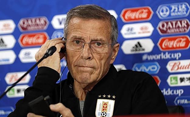 Tabárez durante una rueda de prensa con Uruguay.