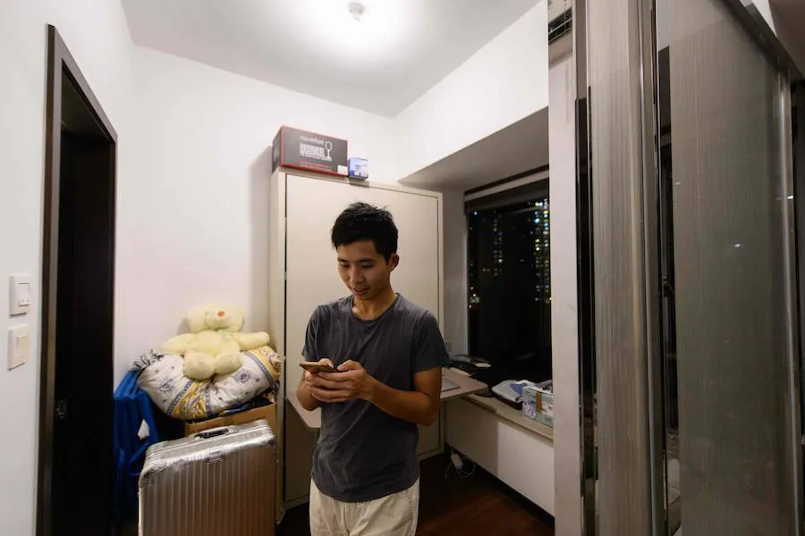 En Hong Kong las llaman «nanoviviendas». La estrepitosa subida de los precios en el sector inmobiliario obliga a los jóvenes asalariados a vivir en espacios cada vez más pequeños y en alquileres compartidos poco convencionales.