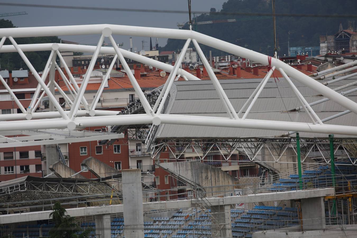 La estructura, de 400 toneladas, se ha elevado a una altura de 25 metros y posteriormente se ha procedido a su anclaje a las vigas de la nueva tribuna sur que se está levantando en la zona más próxima al velódromo de Anoeta.