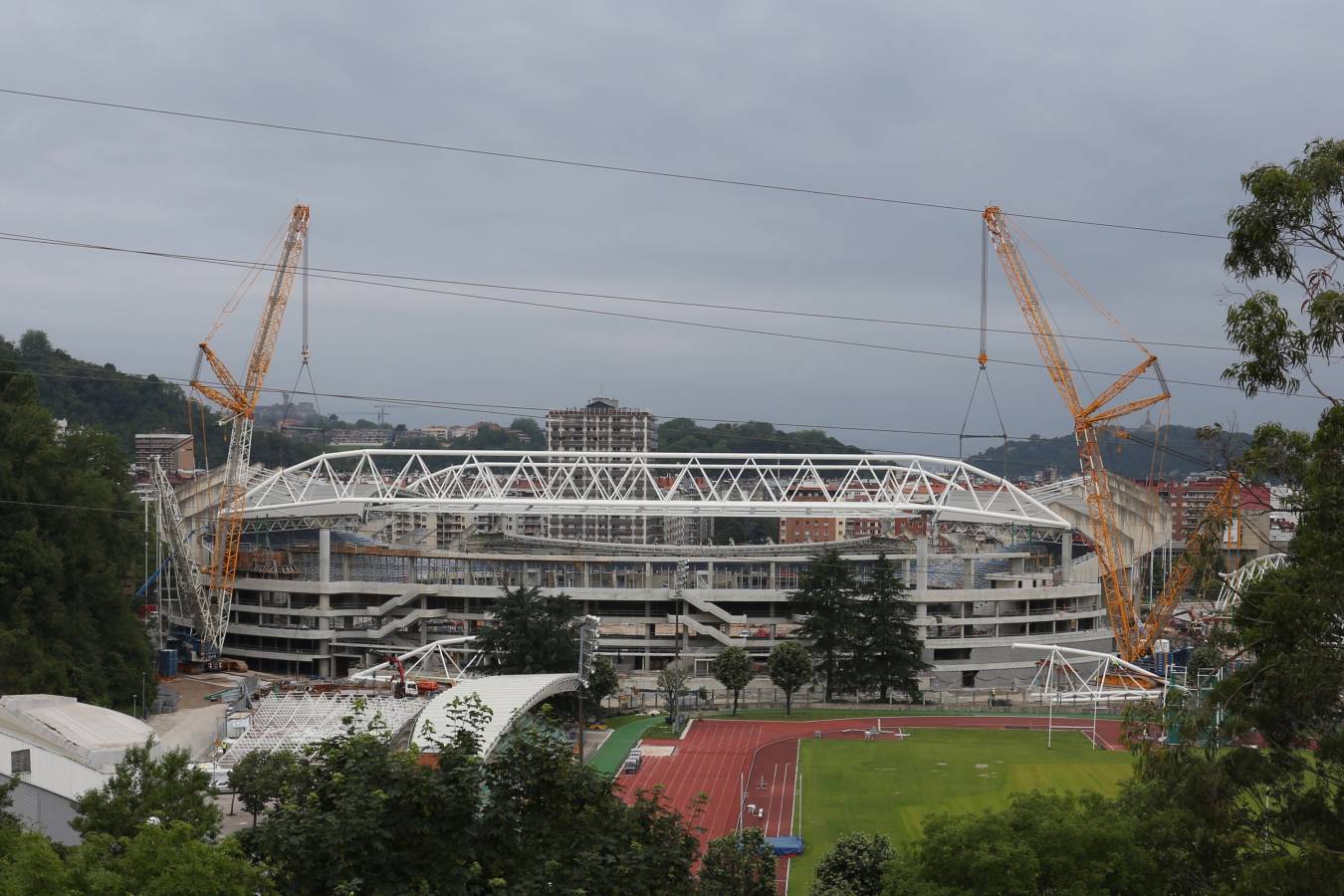 La estructura, de 400 toneladas, se ha elevado a una altura de 25 metros y posteriormente se ha procedido a su anclaje a las vigas de la nueva tribuna sur que se está levantando en la zona más próxima al velódromo de Anoeta.