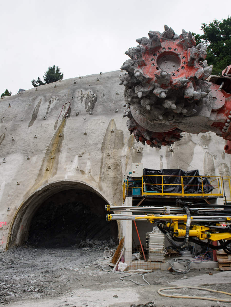 Una rozadora trabaja ya en la excavación de la galería que bajará desde la Avenida de Zarautz en las obras de la variante ferroviaria del Topo a su paso por Donostia