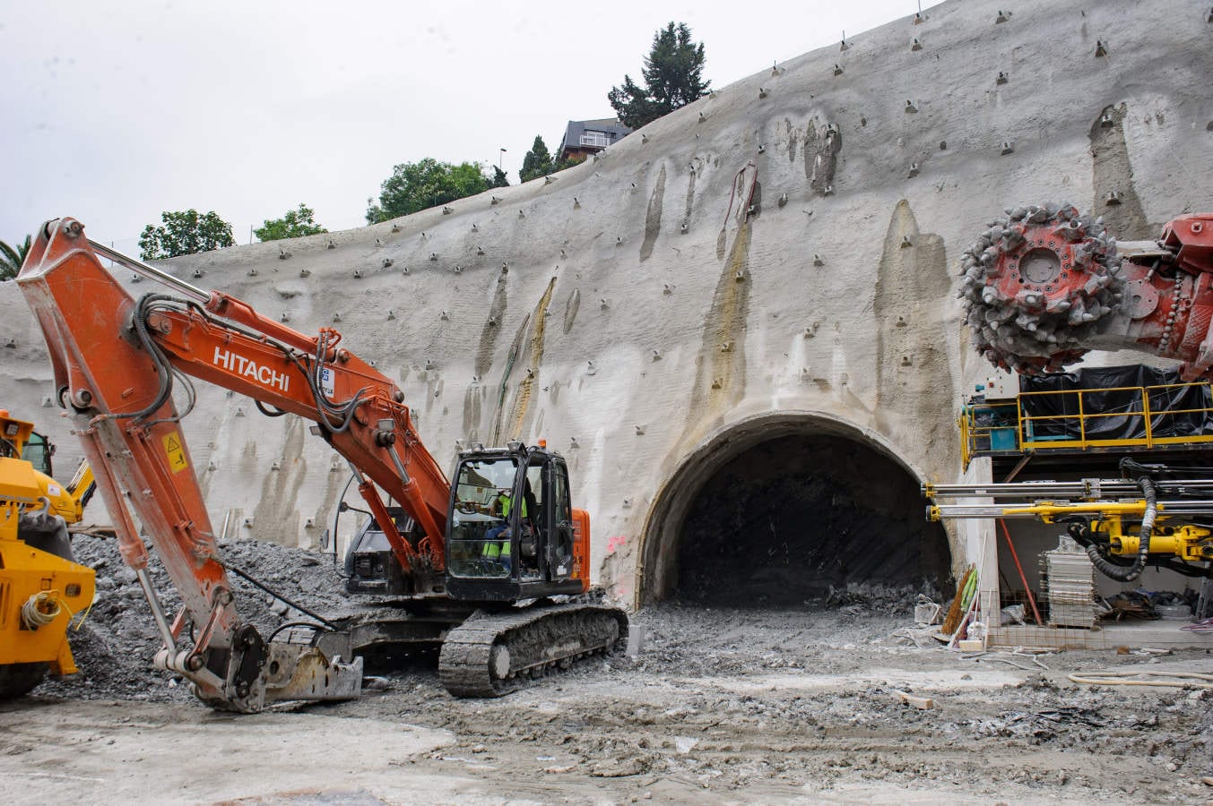 Una rozadora trabaja ya en la excavación de la galería que bajará desde la Avenida de Zarautz en las obras de la variante ferroviaria del Topo a su paso por Donostia