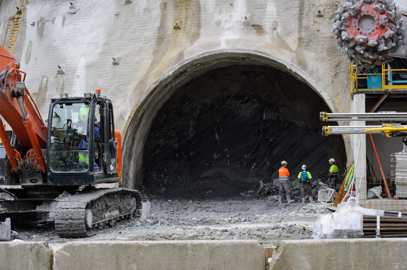 Una rozadora trabaja ya en la excavación de la galería que bajará desde la Avenida de Zarautz en las obras de la variante ferroviaria del Topo a su paso por Donostia