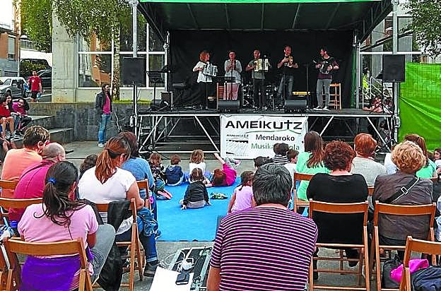 Asteazken saioan ekitaldi anitza eskaini zuten. 