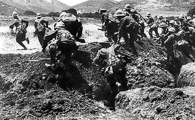 Soldados de infanteria británicos saltan de la trinchera en Galípoli.