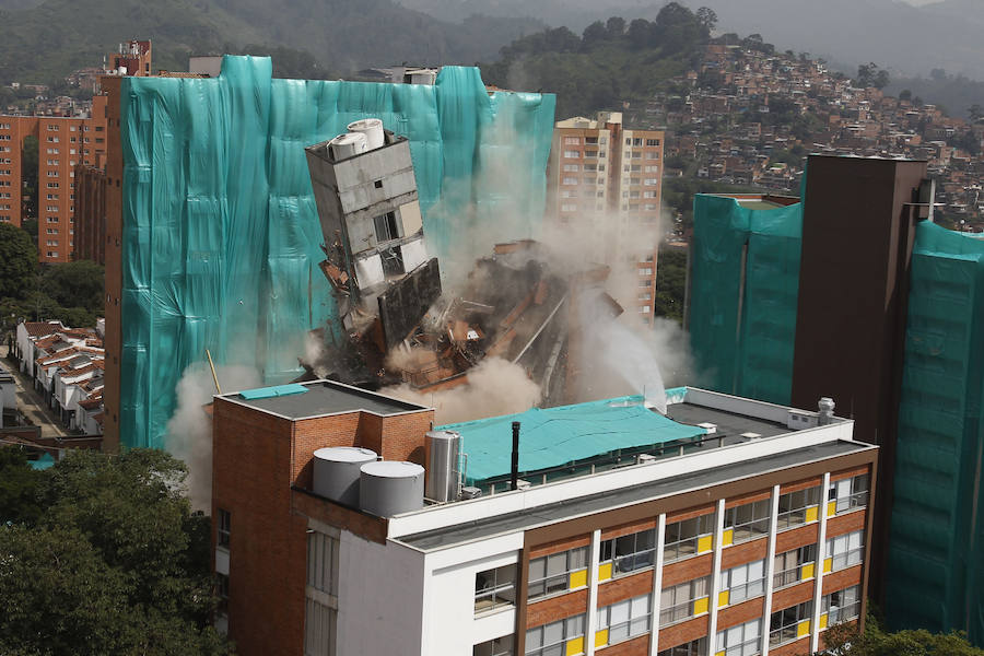 Un edificio de 18 pisos, conocido Bernavento, fue derribado este jueves de forma controlada en el sector Loma de los Bernal, en Belén, perteneciente a la ciudad colombina de Medellín. La edificación, que contaba con 48 apartamentos, tenía graves fallas estructurales en dos de sus columnas, que lo hacían vulnerable ante un movimiento telúrico. La demolición del inmueble dio lugar a imágenes espectaculares.