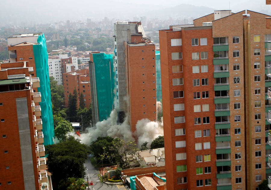 Un edificio de 18 pisos, conocido Bernavento, fue derribado este jueves de forma controlada en el sector Loma de los Bernal, en Belén, perteneciente a la ciudad colombina de Medellín. La edificación, que contaba con 48 apartamentos, tenía graves fallas estructurales en dos de sus columnas, que lo hacían vulnerable ante un movimiento telúrico. La demolición del inmueble dio lugar a imágenes espectaculares.