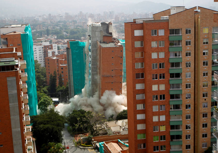 Un edificio de 18 pisos, conocido Bernavento, fue derribado este jueves de forma controlada en el sector Loma de los Bernal, en Belén, perteneciente a la ciudad colombina de Medellín. La edificación, que contaba con 48 apartamentos, tenía graves fallas estructurales en dos de sus columnas, que lo hacían vulnerable ante un movimiento telúrico. La demolición del inmueble dio lugar a imágenes espectaculares.