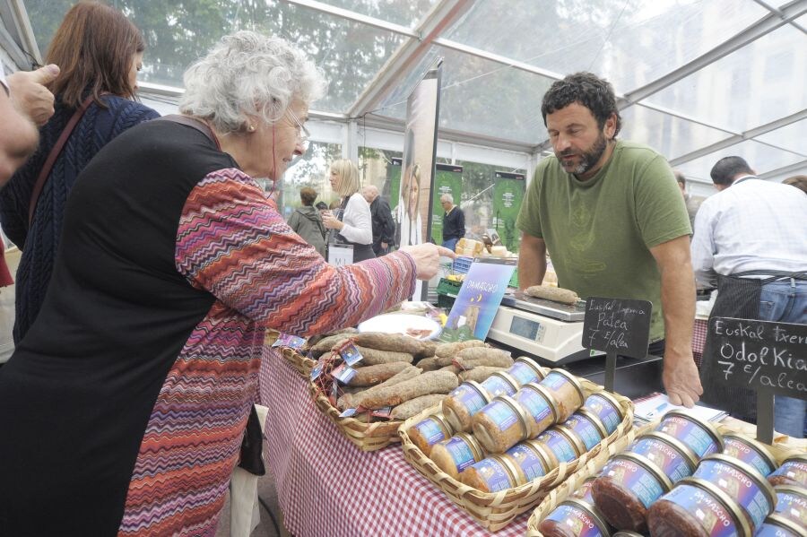 En el Mercado de San Martín se ha realizado un showcooking. La entrega de premios se ha realizado en la carpa junto al quiosco del Boulevard y el chef Paul Arrilaga ha elaborado una receta en el merado de la Bretxa. 