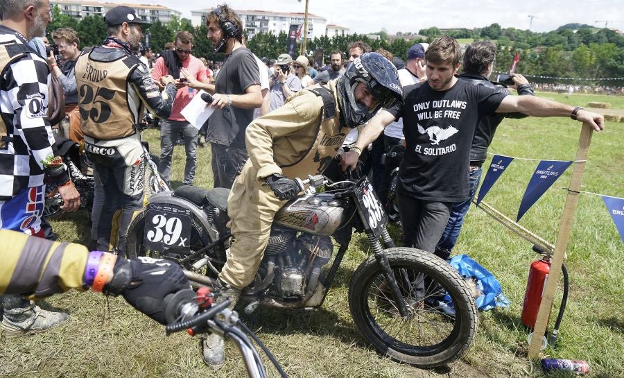 Dentro del hipódromo se ha desarrollado la prueba 'Flat Track', una carrera disputada en circuito de tierra cuya agresividad deja fuera los menos valientes. 