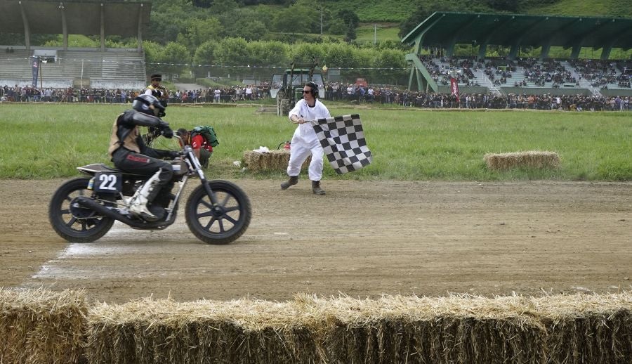 Dentro del hipódromo se ha desarrollado la prueba 'Flat Track', una carrera disputada en circuito de tierra cuya agresividad deja fuera los menos valientes. 