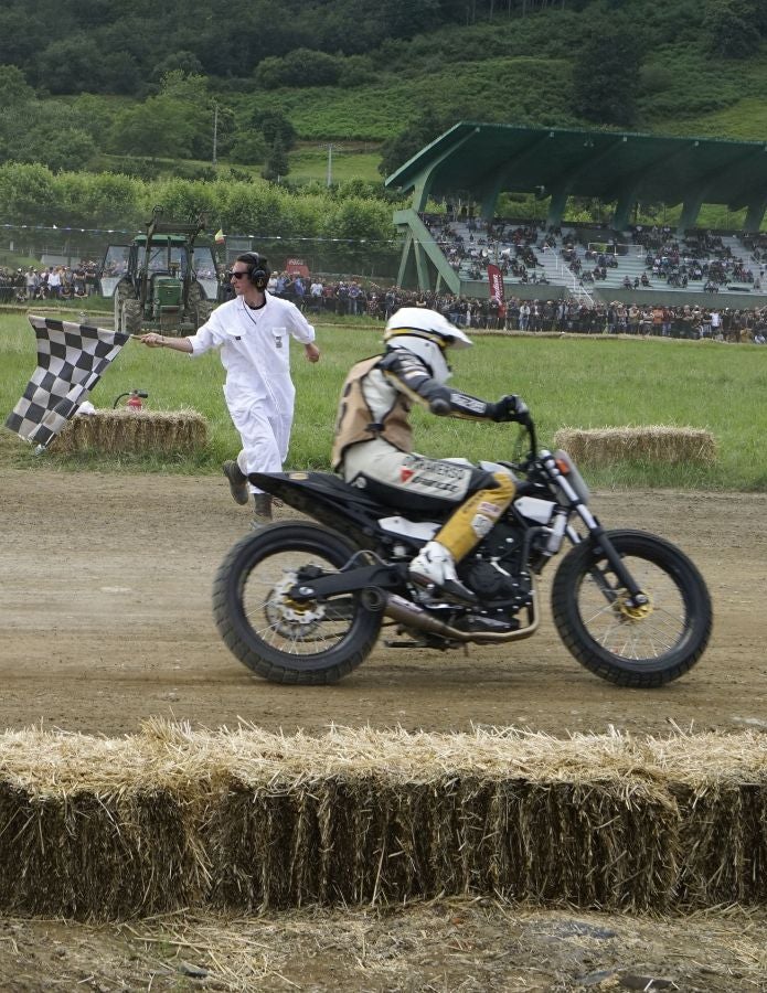 Dentro del hipódromo se ha desarrollado la prueba 'Flat Track', una carrera disputada en circuito de tierra cuya agresividad deja fuera los menos valientes. 