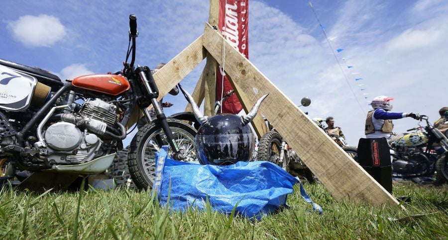 Dentro del hipódromo se ha desarrollado la prueba 'Flat Track', una carrera disputada en circuito de tierra cuya agresividad deja fuera los menos valientes. 