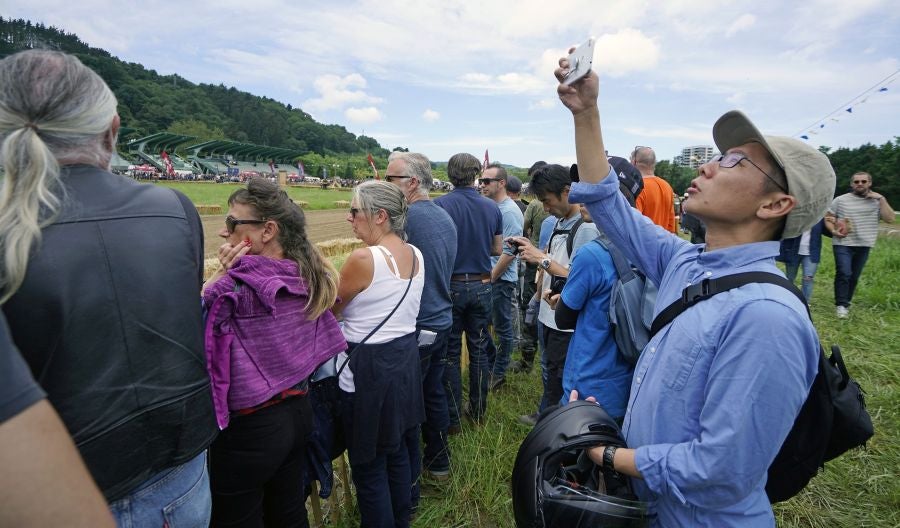 Dentro del hipódromo se ha desarrollado la prueba 'Flat Track', una carrera disputada en circuito de tierra cuya agresividad deja fuera los menos valientes. 