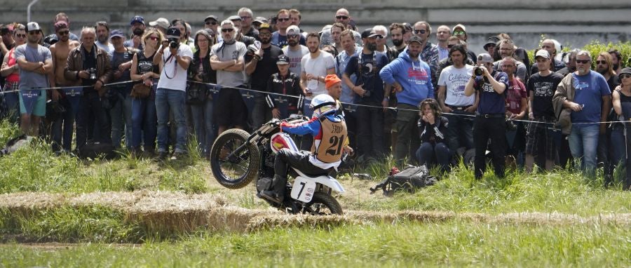 Dentro del hipódromo se ha desarrollado la prueba 'Flat Track', una carrera disputada en circuito de tierra cuya agresividad deja fuera los menos valientes. 