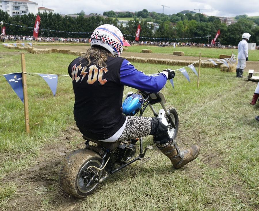 Dentro del hipódromo se ha desarrollado la prueba 'Flat Track', una carrera disputada en circuito de tierra cuya agresividad deja fuera los menos valientes. 