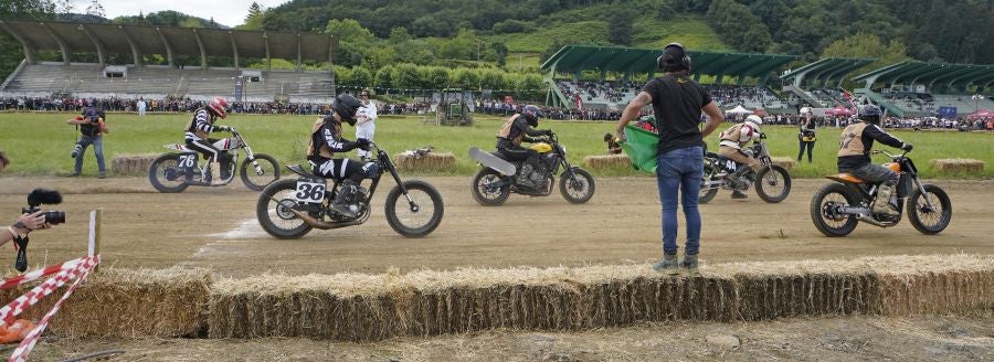 Dentro del hipódromo se ha desarrollado la prueba 'Flat Track', una carrera disputada en circuito de tierra cuya agresividad deja fuera los menos valientes. 