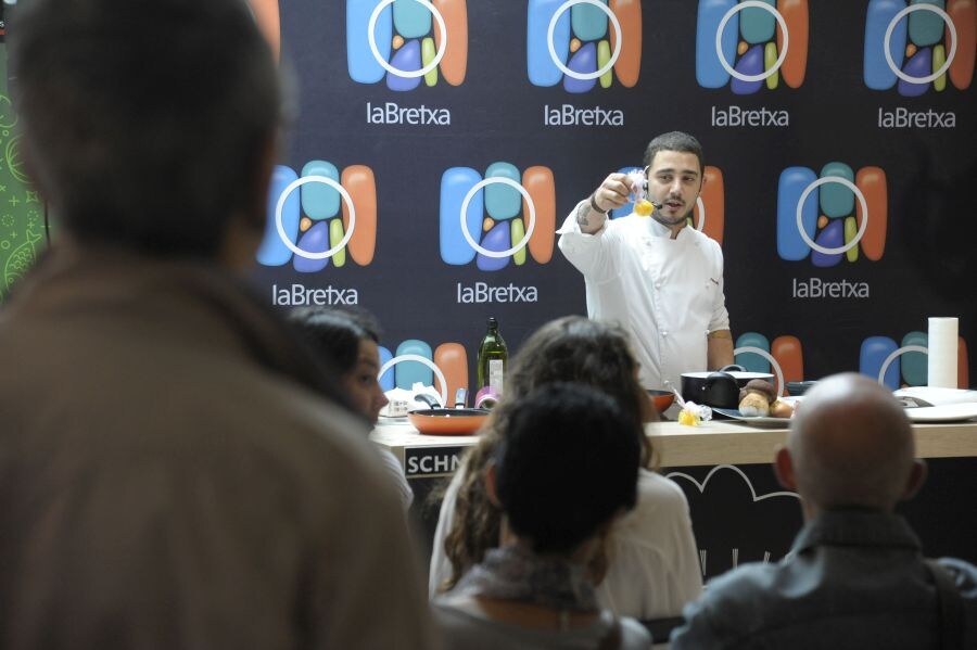 En el Mercado de San Martín se ha realizado un showcooking. La entrega de premios se ha realizado en la carpa junto al quiosco del Boulevard y el chef Paul Arrilaga ha elaborado una receta en el merado de la Bretxa. 