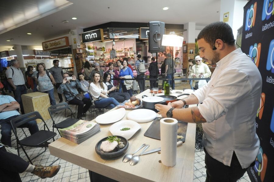 En el Mercado de San Martín se ha realizado un showcooking. La entrega de premios se ha realizado en la carpa junto al quiosco del Boulevard y el chef Paul Arrilaga ha elaborado una receta en el merado de la Bretxa. 