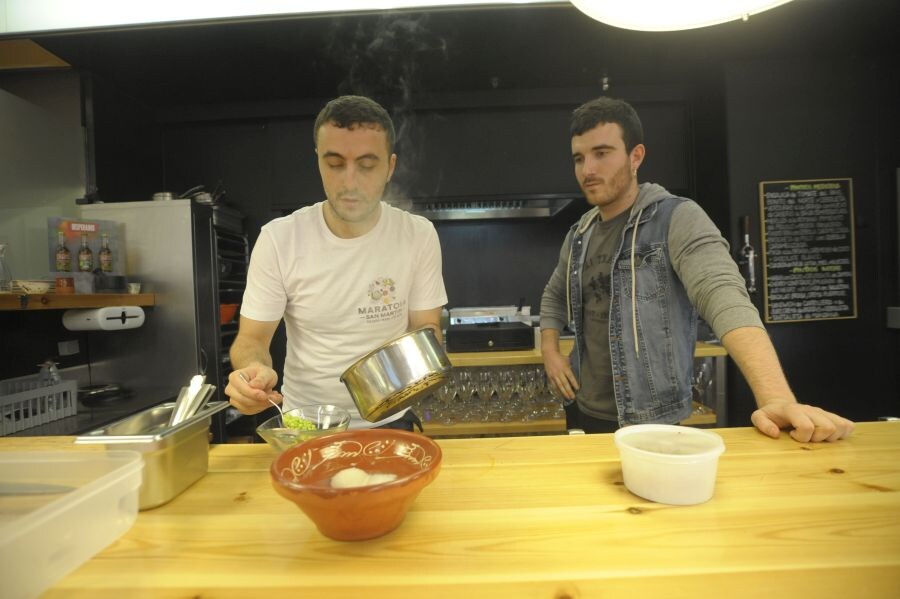 En el Mercado de San Martín se ha realizado un showcooking. La entrega de premios se ha realizado en la carpa junto al quiosco del Boulevard y el chef Paul Arrilaga ha elaborado una receta en el merado de la Bretxa. 