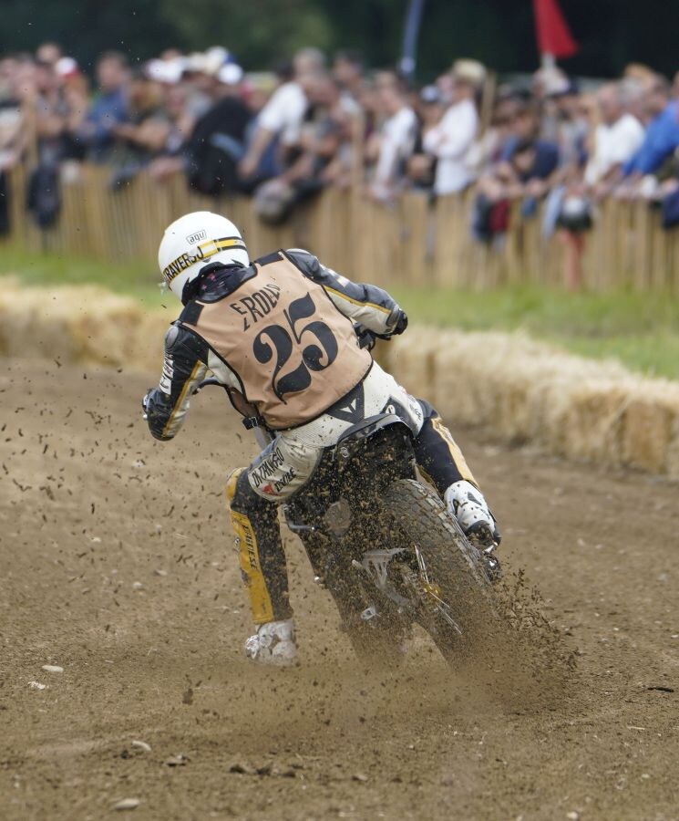 El hipódromo de San Sebastián ha acogido cientos de motos que han participado en las carreras de tierra y arena. 